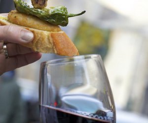 Vino tinto con tapa de tortilla con pimiento verde