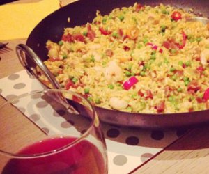 Paella y un vino tinto